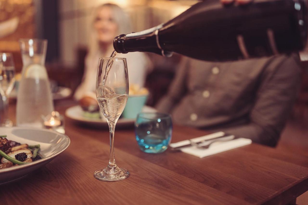 Longlands Inn & Cottages Carnforth Dış mekan fotoğraf Champagne being poured