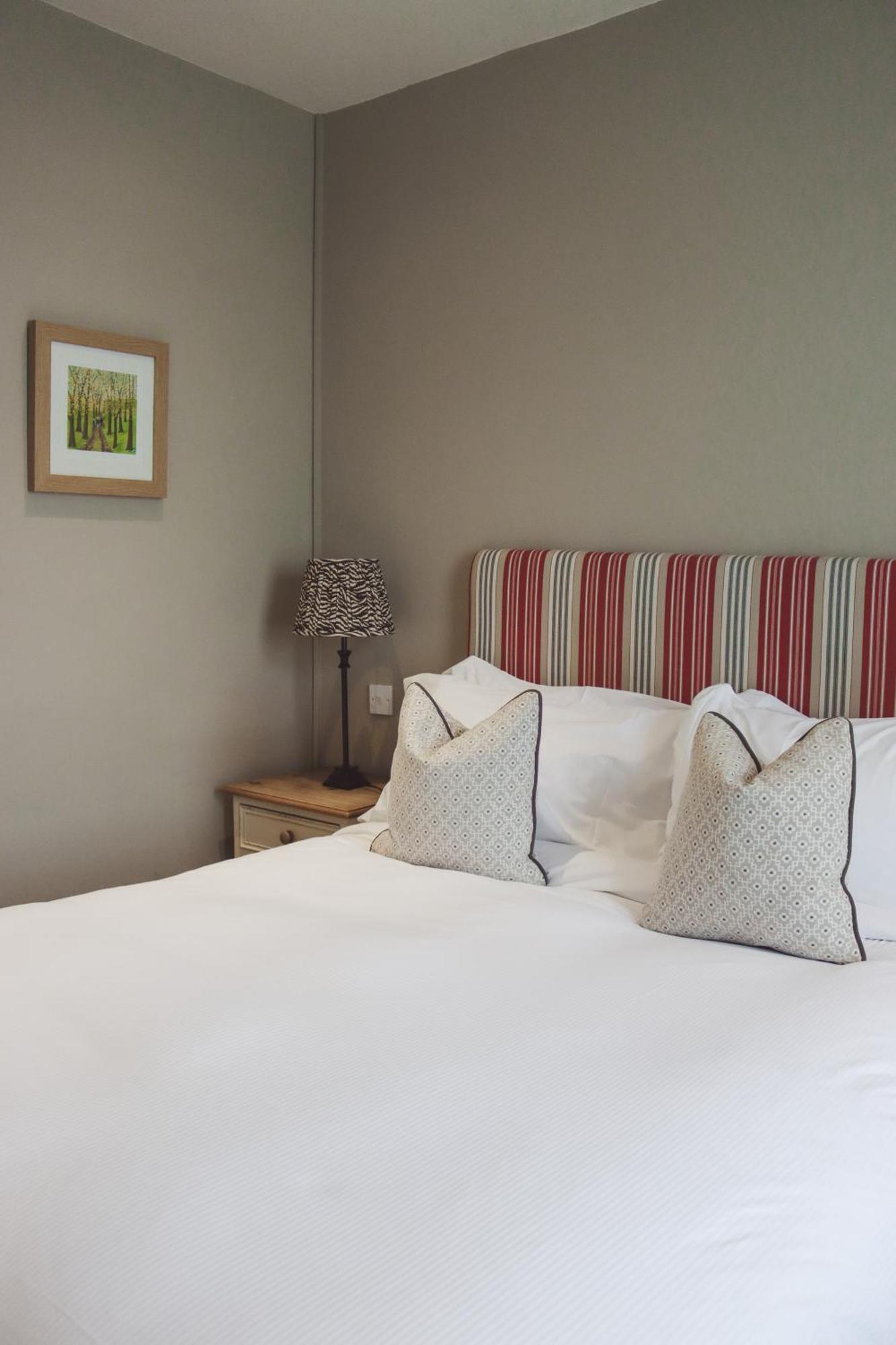 Longlands Inn & Cottages Carnforth Dış mekan fotoğraf A bedroom at The Old Inn
