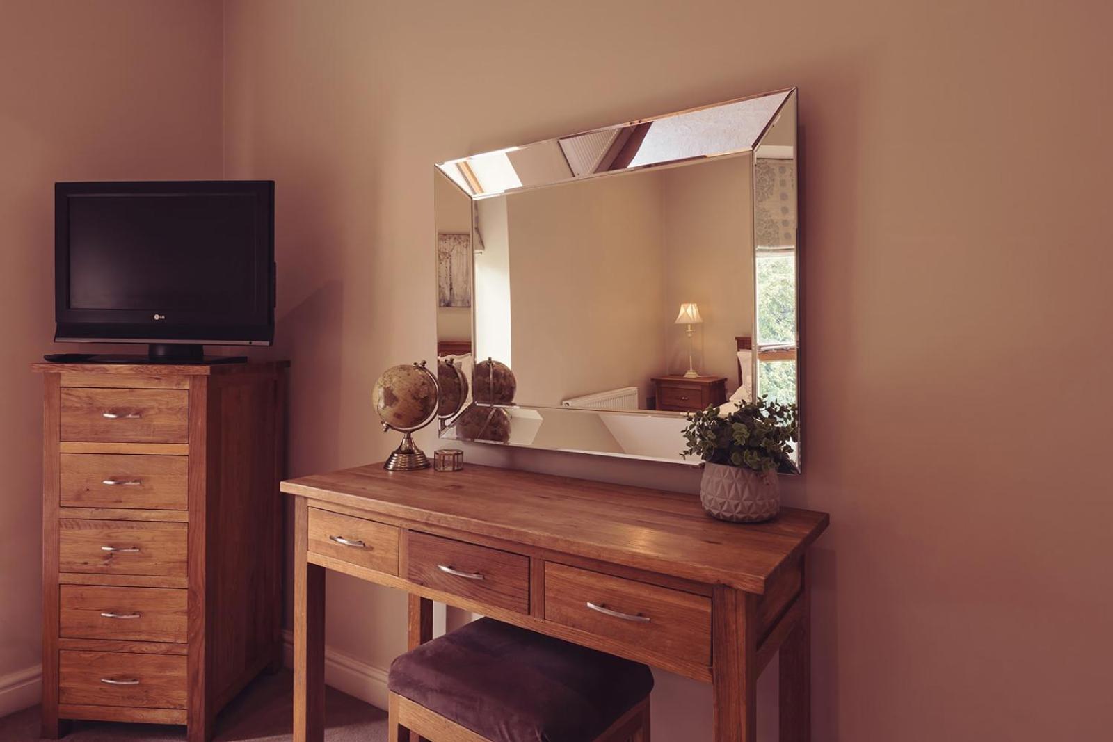 Longlands Inn & Cottages Carnforth Dış mekan fotoğraf A dressing table with a mirror