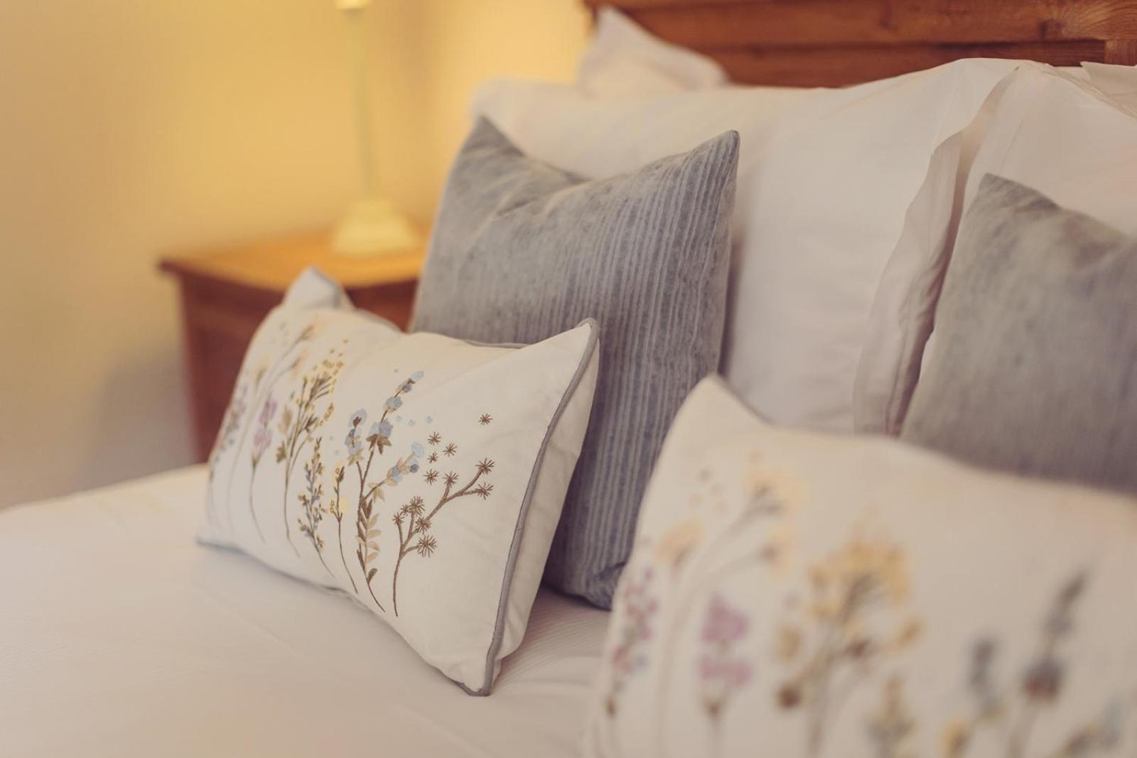 Longlands Inn & Cottages Carnforth Dış mekan fotoğraf Pillows on a bed