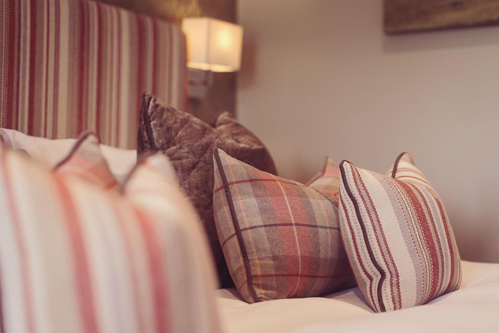 Longlands Inn & Cottages Carnforth Dış mekan fotoğraf Cushions on a bed