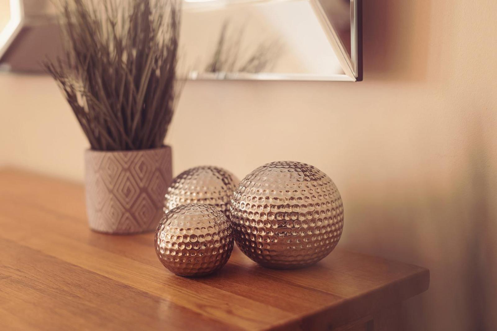 Longlands Inn & Cottages Carnforth Dış mekan fotoğraf Orbs on a table