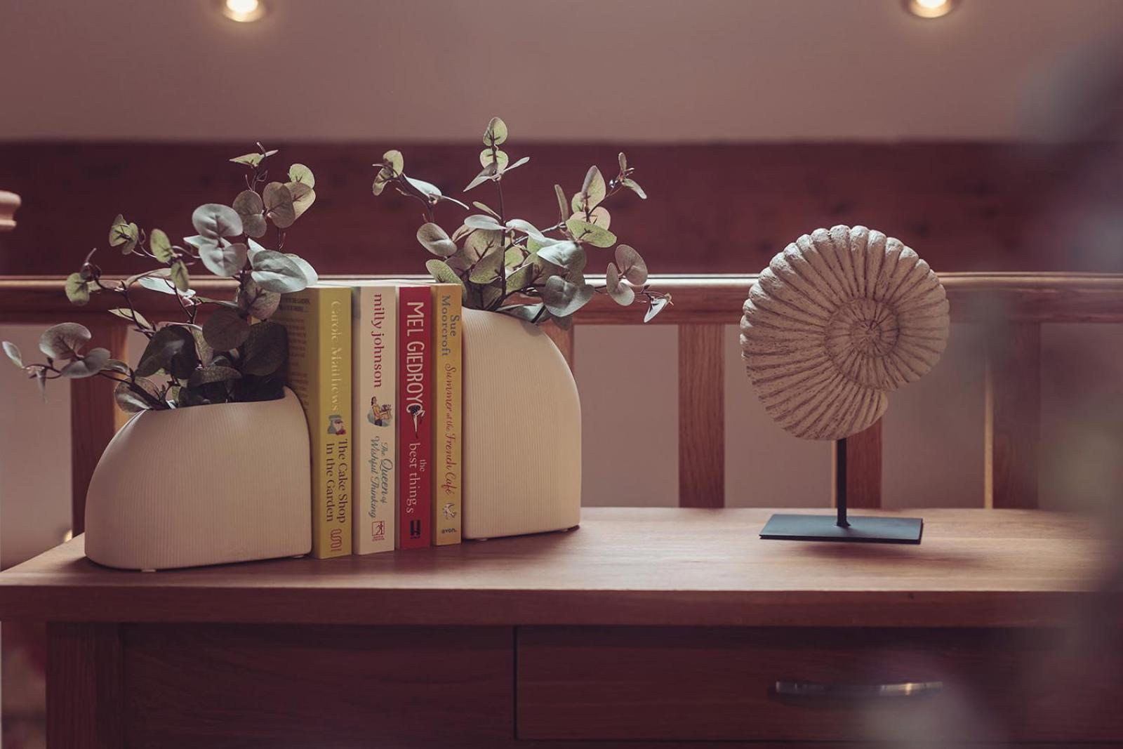 Longlands Inn & Cottages Carnforth Dış mekan fotoğraf A 3D rendering of a bookshelf