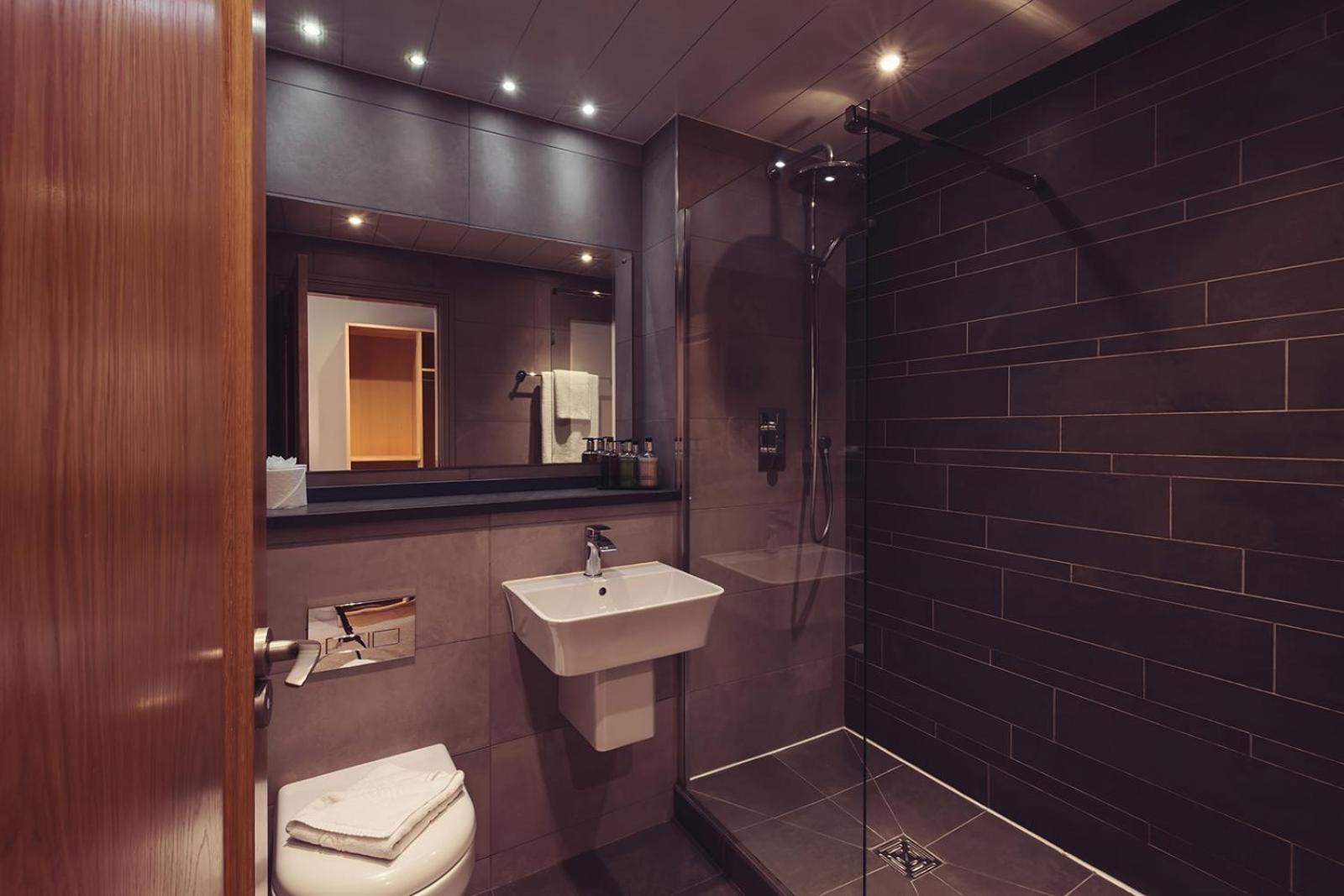 Longlands Inn & Cottages Carnforth Dış mekan fotoğraf A wet room