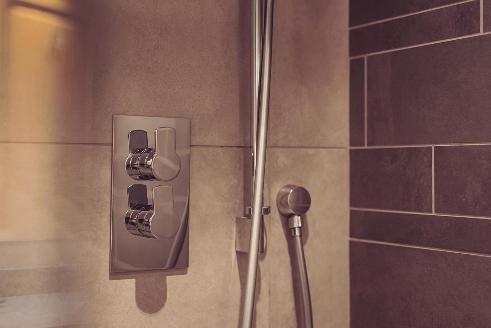 Longlands Inn & Cottages Carnforth Dış mekan fotoğraf A shower