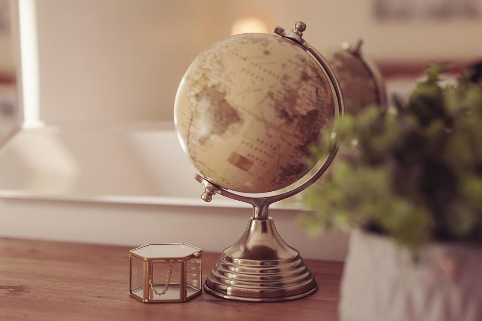 Longlands Inn & Cottages Carnforth Dış mekan fotoğraf A globe