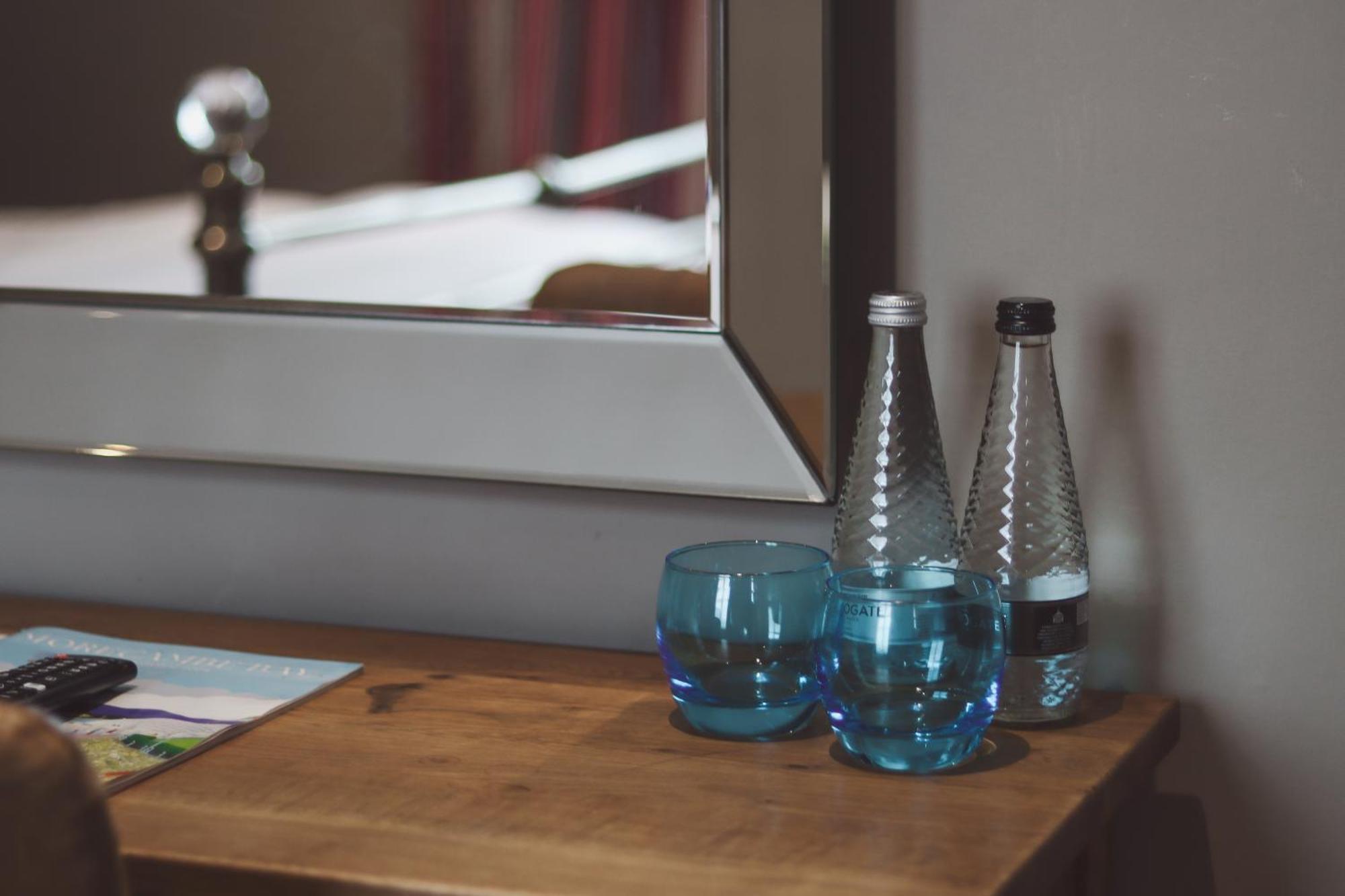Longlands Inn & Cottages Carnforth Dış mekan fotoğraf Bottled water in a hotel room