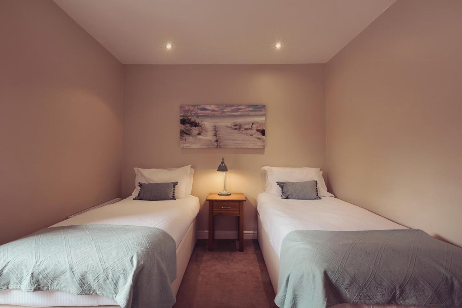 Longlands Inn & Cottages Carnforth Dış mekan fotoğraf A twin bedroom