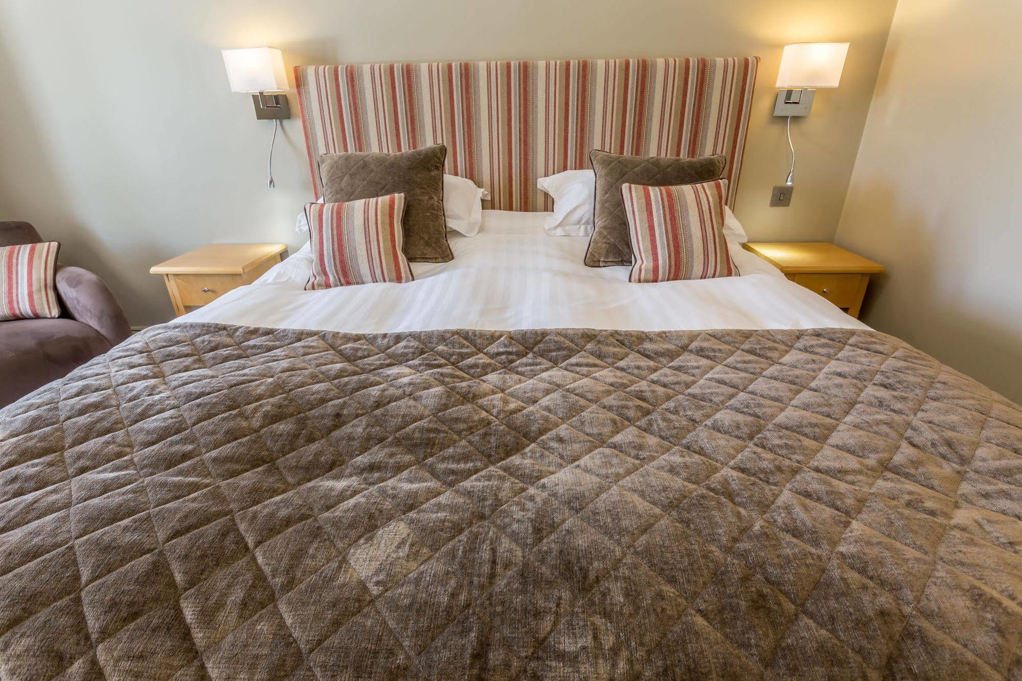 Longlands Inn & Cottages Carnforth Dış mekan fotoğraf A bed with a duvet